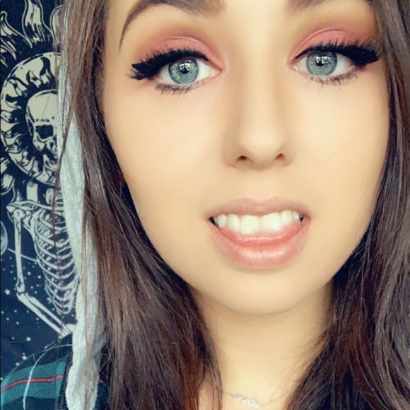 Meet your Posher, Cierra - Picture 2 of 2